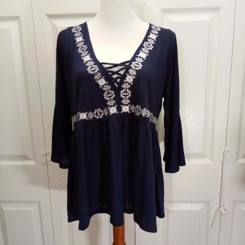NWT Torrid Women's Navy Blue Embroidered Blouse in Size Torrid 00/US 10